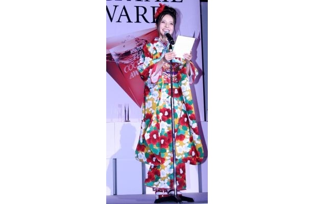 赤い花が印象的な着物のデザイン
