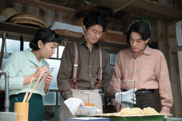 【写真を見る】即席ラーメン完成のため萬平(長谷川博己)&福子(安藤サクラ)らは試行錯誤を重ねる
