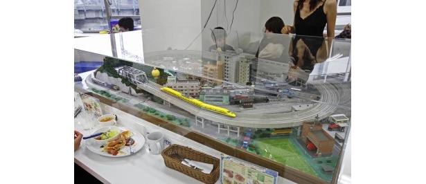 店の中央には「Nゲージ」鉄道模型のジオラマ