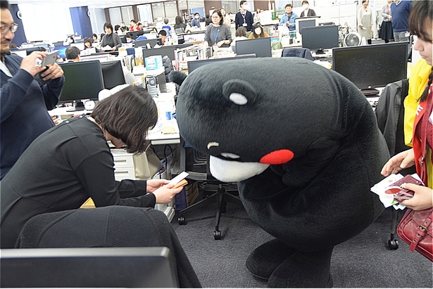 名刺交換で深々とお辞儀するくまモン