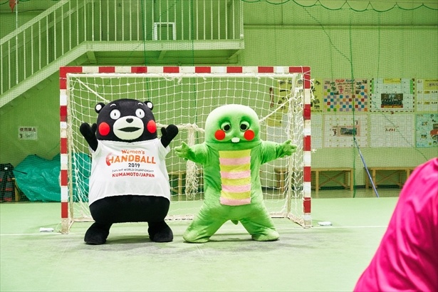 ハンドボールに参加したガチャピンとくまモン
