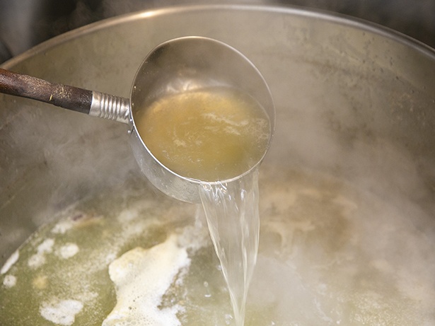 スープは豚骨のみを約6時間かけて丁寧に煮込んだ清湯(チンタン/写真)と、魚介ダシを別の寸胴で炊いてから合わせるダブルスープ