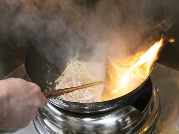 中華鍋で調理するのが札幌味噌の手法。ラードとニンニクにモヤシや豚挽肉、タマネギを強火で炒め、味噌スープを合わせて仕上げる