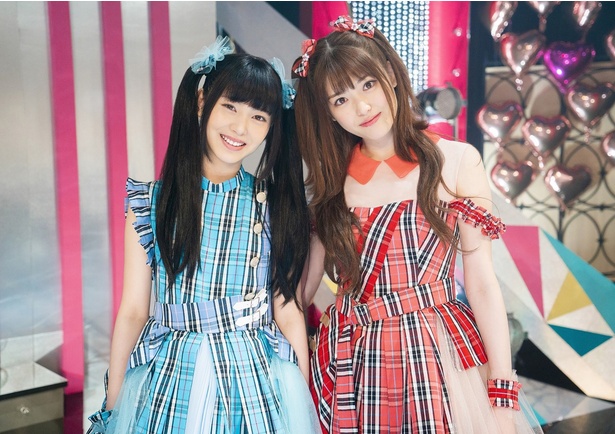 これぞ究極の美少女コンビ! 浜辺美波と松村沙友理がツインテール共演