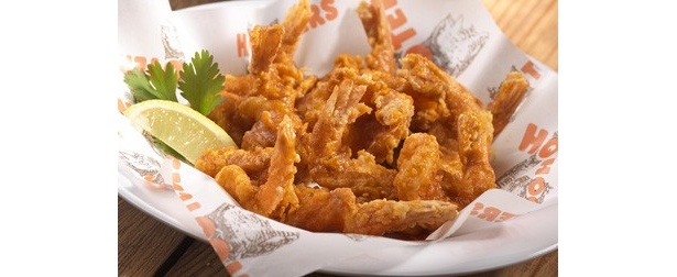 スパーシーな味がやみつきになる骨なしチキンの「ボンレスウィング」（880円）