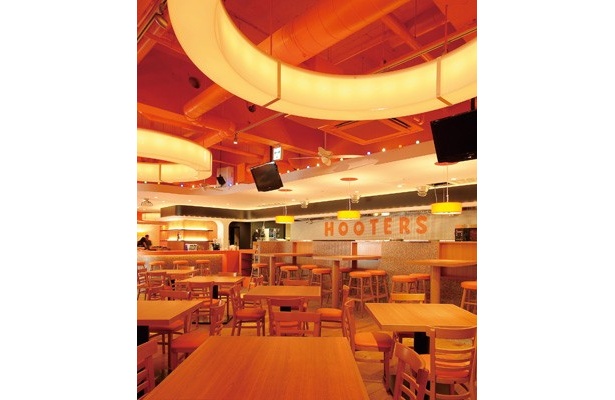「HOOTERS 赤坂見附店」は、オレンジを基調とした店内に、ゆったり150席完備。また、大画面TVモニターも設置されているので、スポーツ観戦でも盛り上がりそう