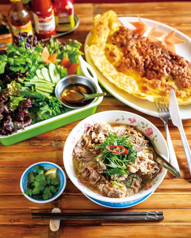 ハノイの牛肉うどん・フォーボー(972円、手前)やバインセオ(1350円、奥)が人気/ベトナム料理 コムゴン 京都