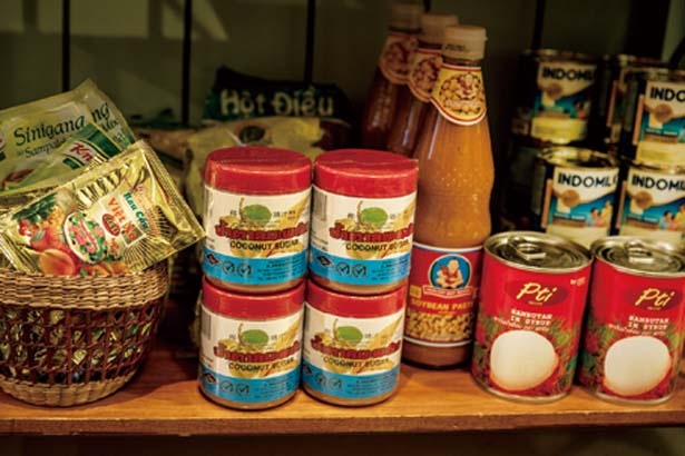 ベトナムの調味料やライスペーパー、麺類、コーヒーなどの販売もある。おみやげに購入する人も多い/ベトナム料理 コムゴン 京都