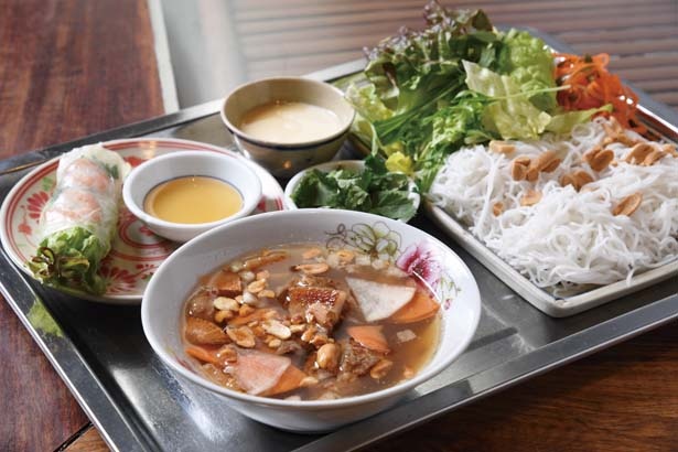 麺と生春巻きセット(950円)は麺を4種から選べる/ベトナム料理 インドシナ