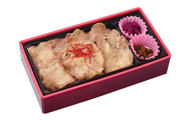 牛たん丼弁当 塩味(1080円)。仙台名物・牛たん専門店の味が小さなボックスにギュッ/旅弁当 駅弁にぎわい
