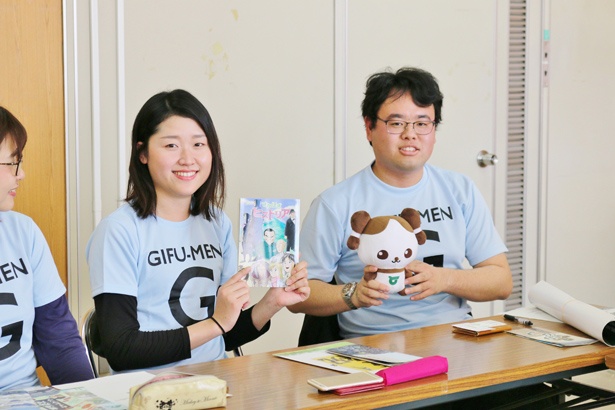 マンガつながりということで、坂祝町の加藤さんと富加町産業環境課の纐纈さんをツーショットでパシャリ