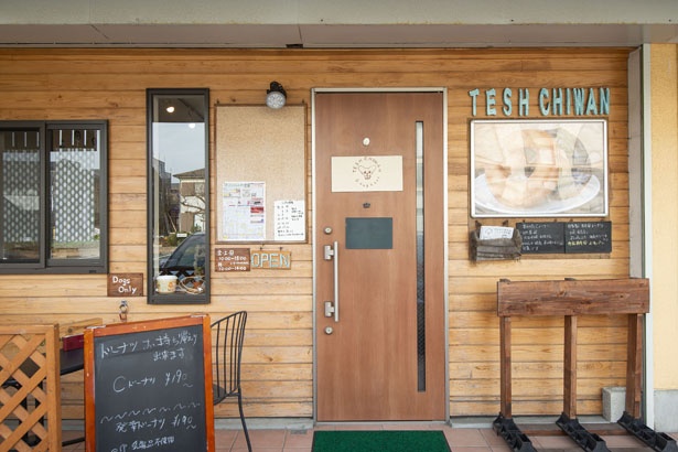 【写真を見る】北茅ヶ崎の住宅街にあるドーナツ店「TESH CHIWAN」。店先のテラス席はリードフックもありペットもOK！