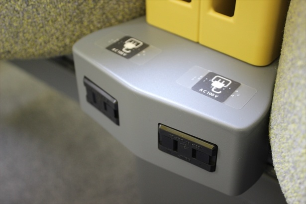 座席にはAC100Vの電源コンセントを設置