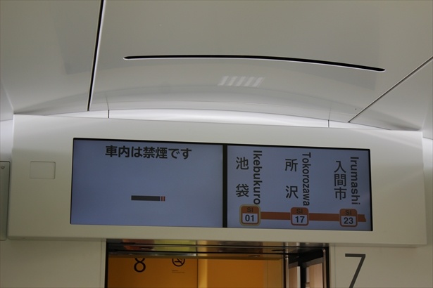 客室上部の掲示ディスプレイ