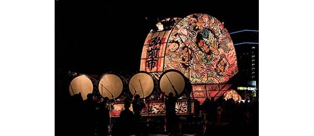 源義経の八艘そう飛びを再現した「弘前ねぷた」