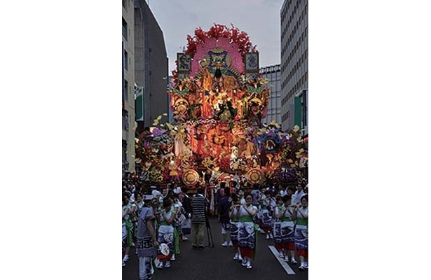 邪気をはらう菊の花を表現した「八戸三社大祭」