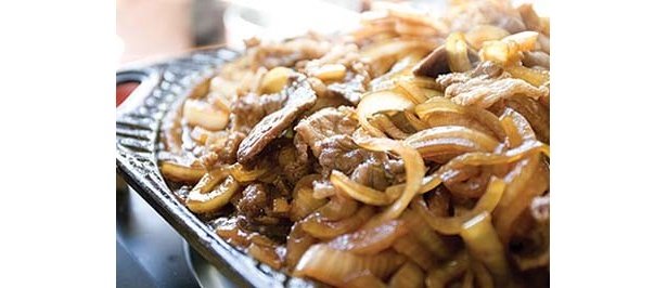 牛バラのうま味が抜群の「十和田バラ焼き」(400円)