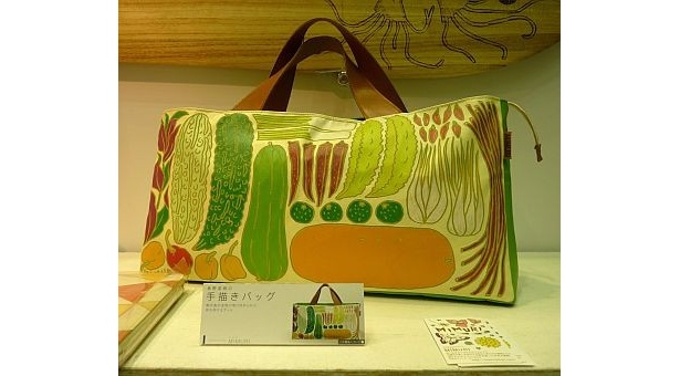 ゴーヤやモーウイなどの島野菜をモチーフにしたMIMURIの「島野菜柄バッグ」