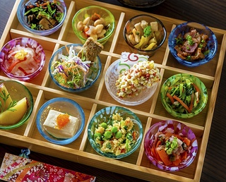 これは華やか京御膳！ かわいい小鉢に12種のおばんざいが・京都「京菜味 のむら 錦店」
