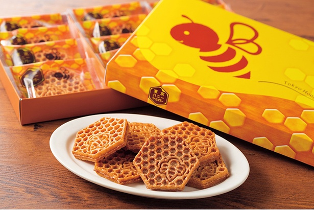 昔ながらの素朴なゴーフレットのサクサク食感に甘い蜂蜜シロップを加えた「東京ハニーシュガー」は、1枚だけでも味わい深い、贅沢なお菓子に仕上げられている