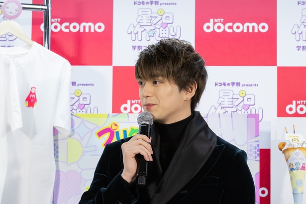 コラボグッズやメニューを見て喜ぶ新田真剣佑