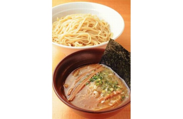 つけ麺300g ￥950　「ラーメンゼロ」のスープをベースにした特製つけ麺。濃厚な風味のタレが好みならこちらをセレクト/ラーメンゼロ