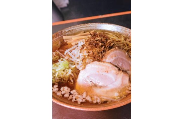 覆麺 ￥780　リンゴでラーメンにキレのある甘味をプラス。麺はしなやか。長麺になっていて、すすりがいがある/覆麺