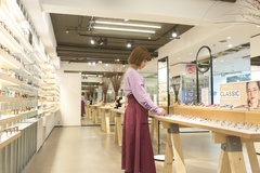 店内には次々に発表される新作や人気シリーズのアイウェアがズラリ