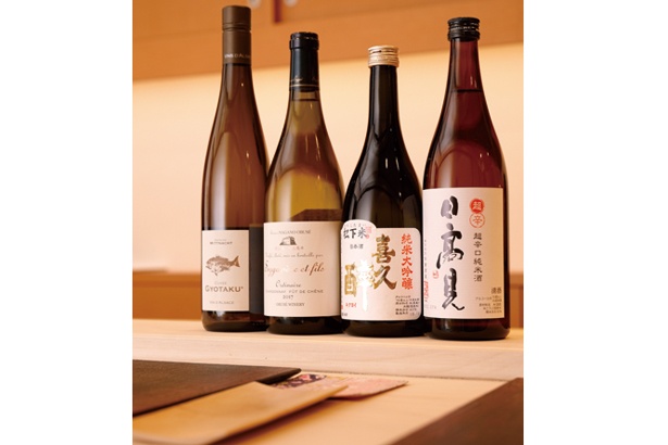 酒は日本酒や白ワインなど。メニュー表はなく、おまかせで注文