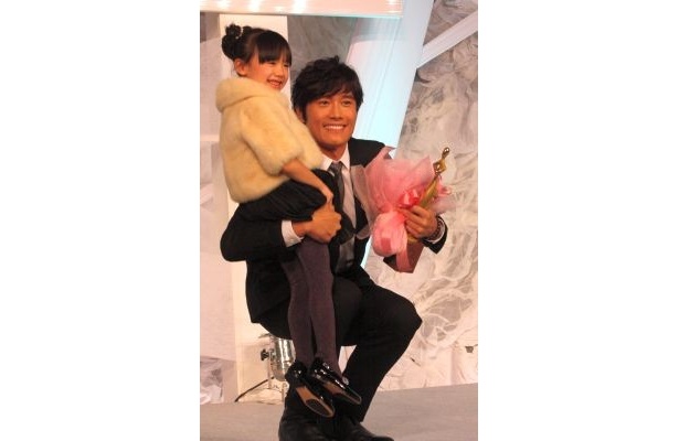 ビョンホンさんはヒョイッと愛菜ちゃんを抱き上げた
