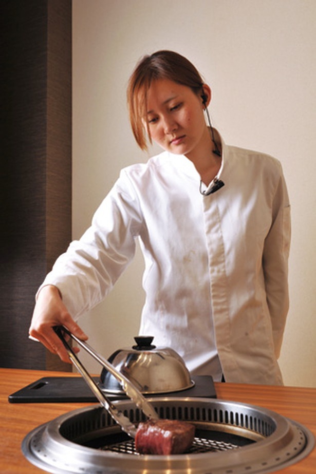 名物の厚切り焼きは専任のスタッフが焼く