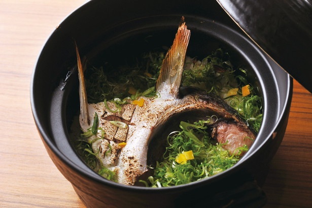 締めに頼みたい土鍋ご飯(2000円)は、季節の食材を使用。冬季は脂ののった天然寒ブリとムカゴを、一番ダシで炊き込んだご飯が登場