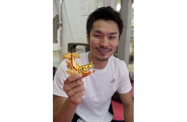 優勝したら、手にしている“金シャチ”が優勝会見場に登場!!
