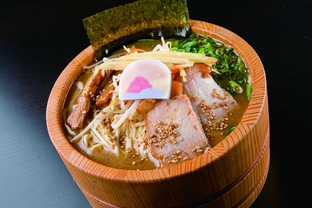 【写真を見る】「鯵醤油ラーメン」(1,000円)。アジ、かまぼこ、木桶など、小田原名物が結集したラーメン！