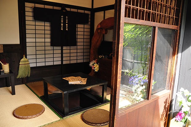 離れもある。掘りごたつ式の席は、ふすまや引き戸などが時代を感じさせてくれる
