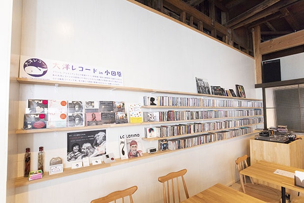 CDも壁にたくさん。DJブースもあり、音楽を楽しめるカフェ