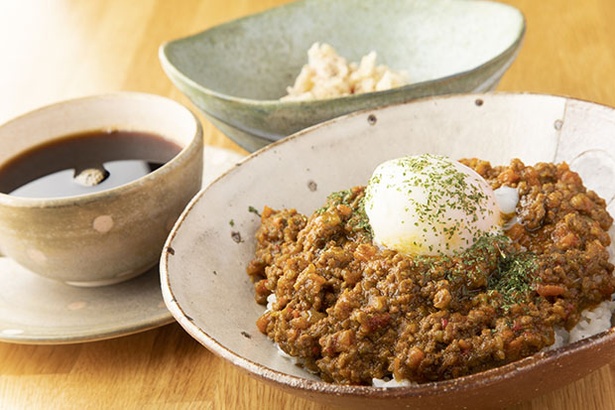 「ももすけキーマカレー」(ランチタイム数量限定、900円)。中央にのった温泉玉子でまろやかな味わい。
