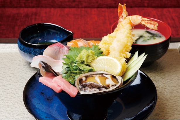 米と葡萄 by SHINGEN /「松〜MATSU〜」(1944円)。マグロやひと口アワビ、エビ天など仕入れにより変わる7種のネタを盛る。海鮮丼ランチは972円〜