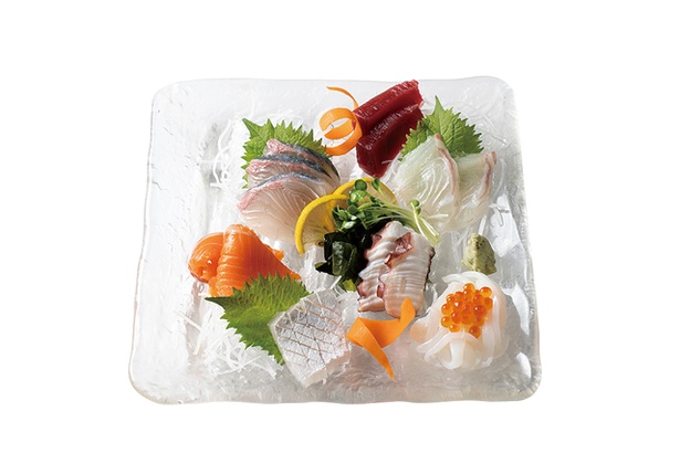 味処 一魚一栄 / 「刺身の盛り合わせ」(1600円)。マグロや鯛など季節替りの鮮魚7種がのる。どのネタも身が分厚く、食べ応えあり！
