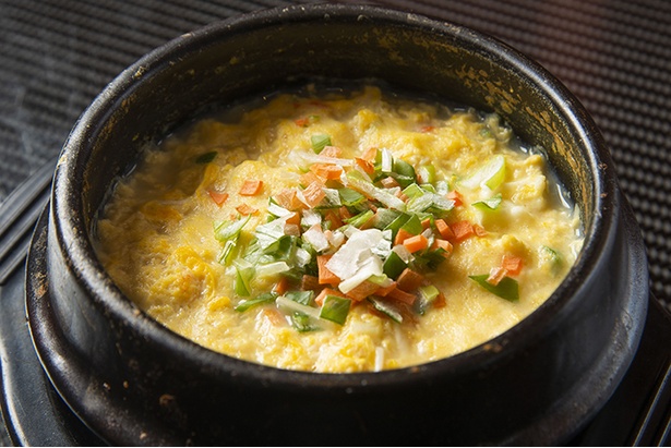 土鍋に溶いた卵と、旬野菜などを入れて蒸した｢ケランチム｣(972円)は韓国版の茶わん蒸し