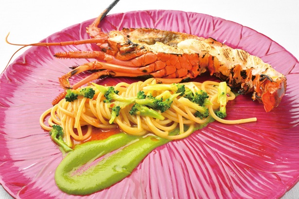 【写真を見る】「魚介の出汁でじっくり煮込んだマンチーニ社のスパゲッティ ブロッコリーのソース 備長炭炭火焼きの伊勢海老とともに」(4536円)