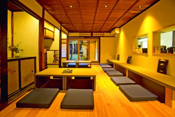築100年以上の京町家の風情を残しつつ、モダンなスタイルに改装。1階は坪庭を眺めながらゆったり過ごせる/UDON MAIN