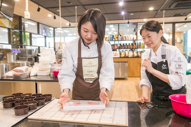 型を揺すり、チョコレートをならしていく