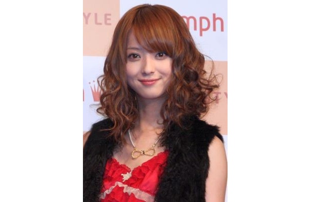 佐々木希がセクシーなキャミソール姿で報道陣を魅了！