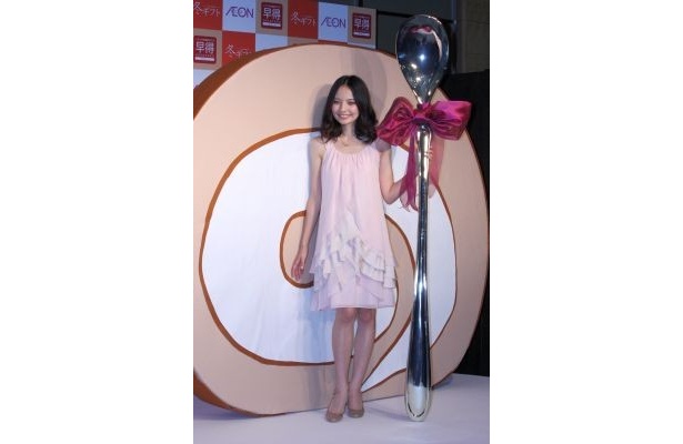 【写真】巨大なロールケーキと小さなベッキーさん!?