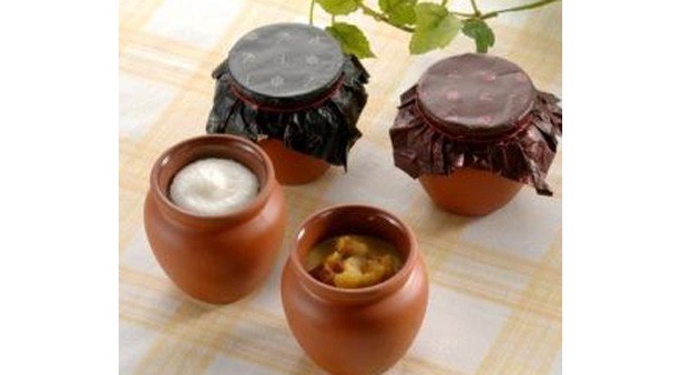 「神戸フランツ」の「神戸魔法の壷プリン」「金色プリン」（各368円）