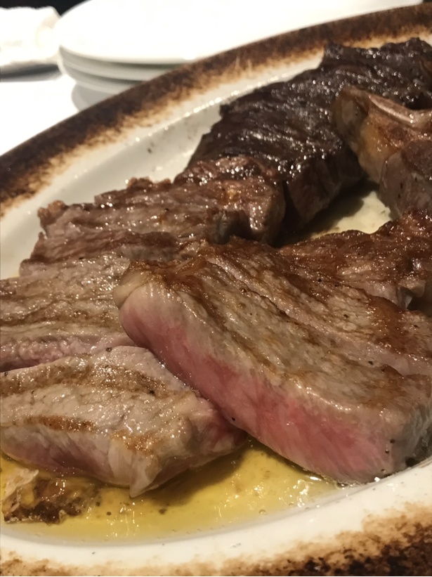 【写真】極厚の大迫力、肉汁あふれる和牛のステーキ