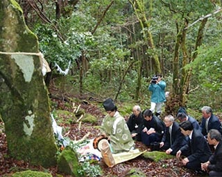 石川県鳳珠郡能登町で女人禁制の霊山で神事「石仏山祭り」開催
