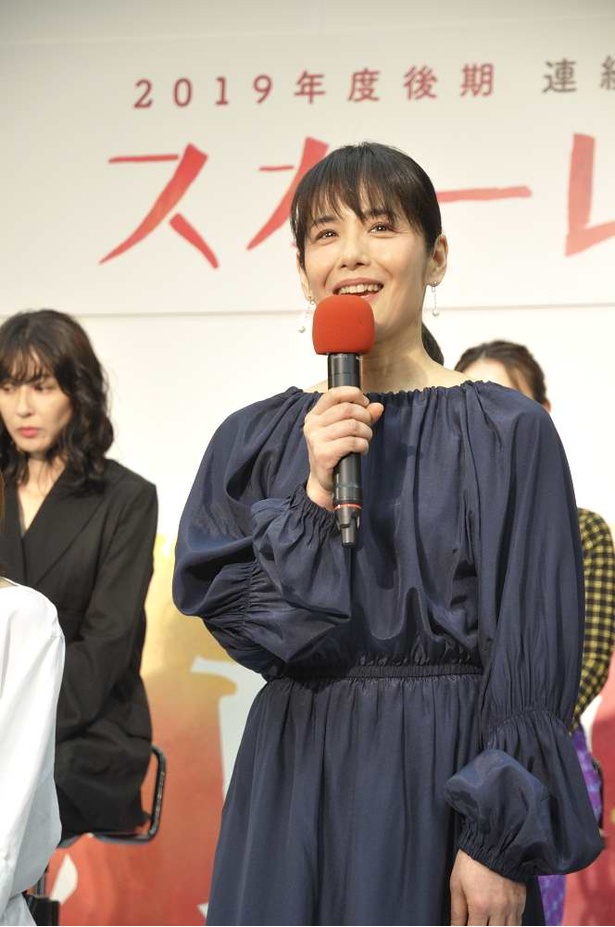 ヒロインの母役の富田靖子は、娘役の3人とハグをするなど、すでに家族感を醸し出している