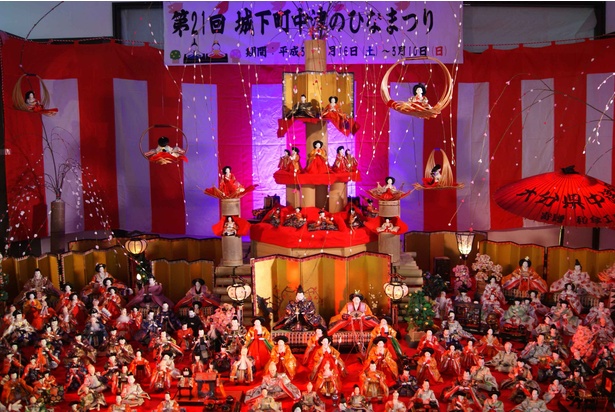中津市の玄関口である中津駅ではたくさんのひな人形が出迎えてくれる